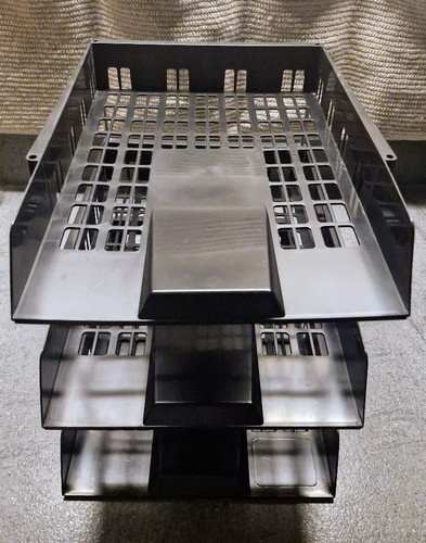 Black tier plastic - black,